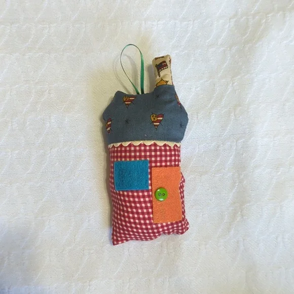 Hand Crafted House Ornament for a Christmas decoration - Picture 4 of 4